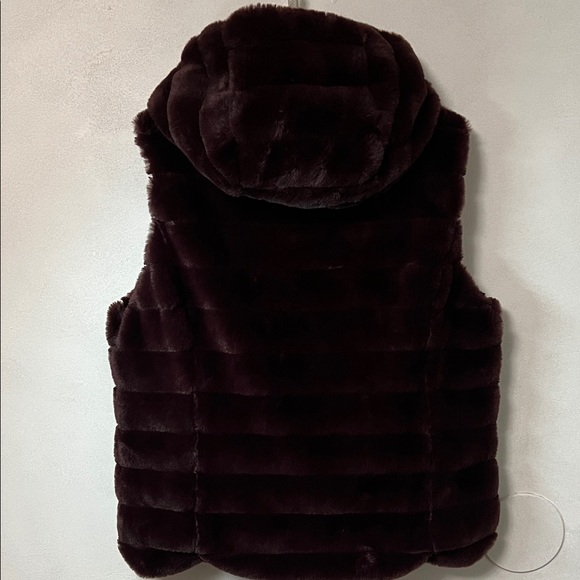 THE BOUNDLESS Plush Burgundy Hooded REVERSIBLE Vest - Picture 7 of 15